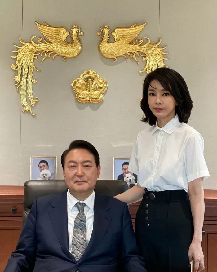 지난달 30일 공개된 용산 대통령실 집무실서 나란히 기념촬영하는 윤석열 대통령과 김건희 여사 모습 / 뉴스1
