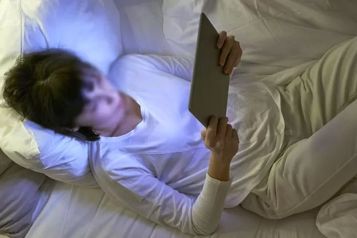 “일찍 자야지” 다짐하고 늦게 자는 사람들 공통점 비교해 보니... 이런 이유 있었다