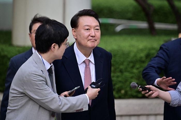 “尹, 100% 무죄 받는다 확신 중”... 최측근이 방송에서 밝힌 ‘개 수영장’ 의혹의 진실