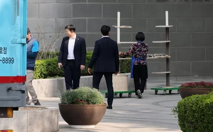 옮겨지는 캣타워 / 뉴스1