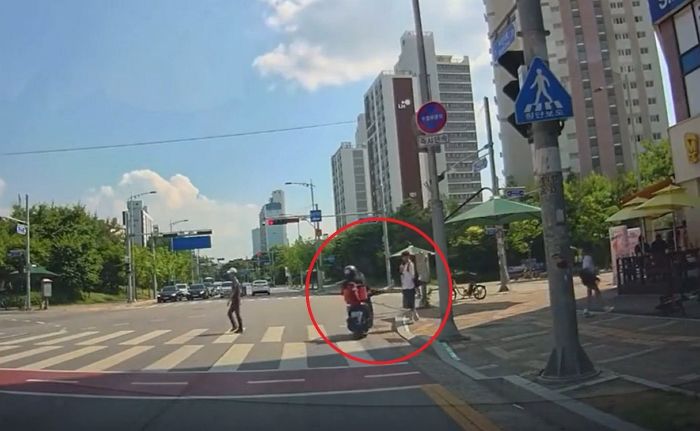 보행자 신호에 길 건너는 행인 ‘발차기’로 위협하고 가는 배달기사 (영상)
