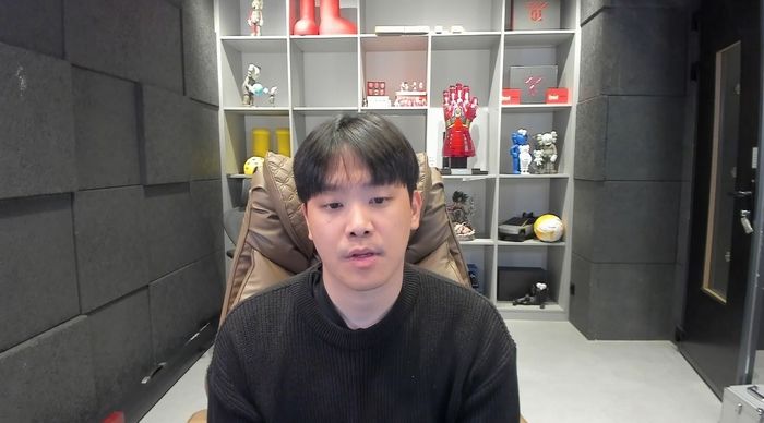 ‘스캠 코인 의혹’ 오킹, 복귀 방송 속 ‘고가 피규어’ 논란 ... 가격 공개되자 한 행동