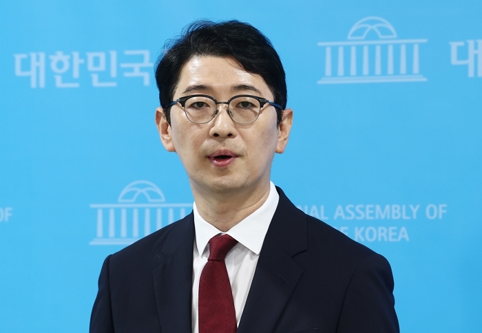 origin_취재진질의답변하는주진우의원.jpg