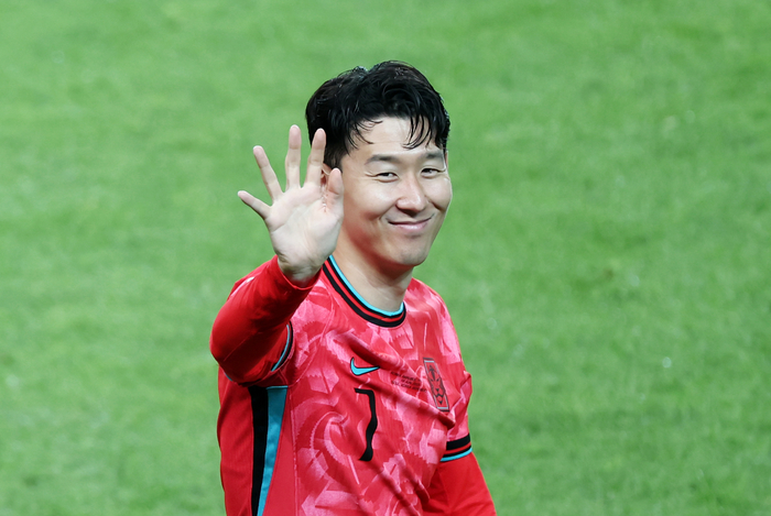 origin_미소지으며인사하는손흥민.jpg