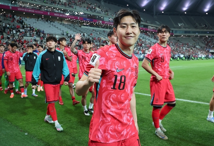 origin_이강인카메라보며엄지척.jpg
