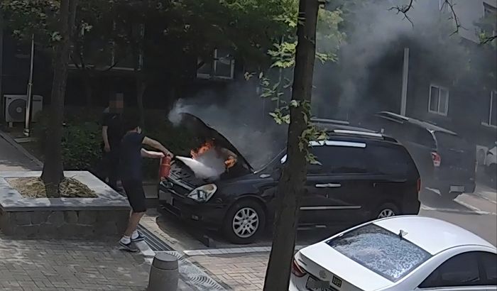 차량서 연기 치솟자... 공용 소화기 들고 불길 속 들어간 ‘비번’ 소방관