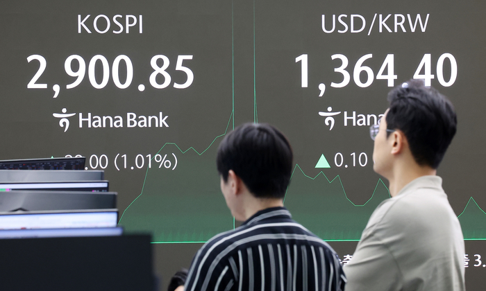 11일 오전 서울 중구 하나은행 딜링룸 전광판에 개장 시황이 나오고 있다. / 뉴스1