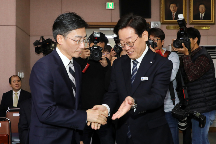 origin_국감인사나누는이국종교수이재명지사.jpg