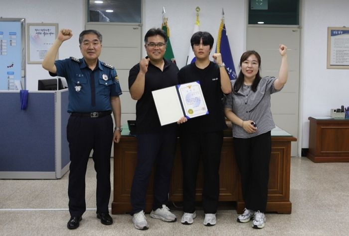 부산 지하철서 '지갑도둑' 제압한 고1 학생... 축하할 소식 전해졌다