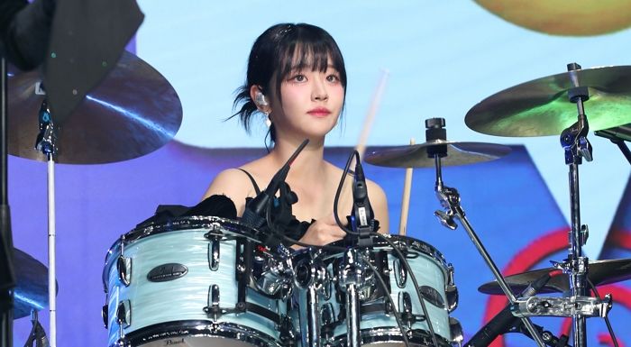 걸밴드 QWER 리더 쵸단, 무릎 부상으로 ‘활동 중단’... “충분한 회복기 갖기로 결정”