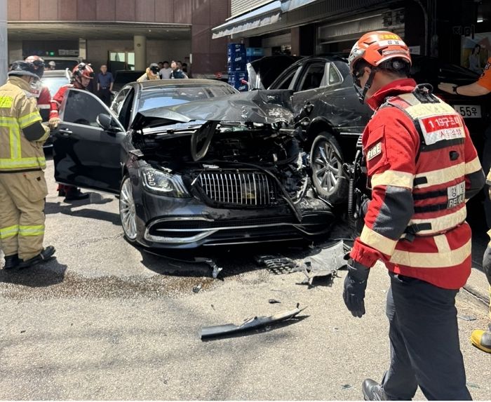 강남서 인도로 돌진한 80대 운전자... 웨딩드레스 피팅하고 돌아가던 ‘예비신부’ 덮쳤다