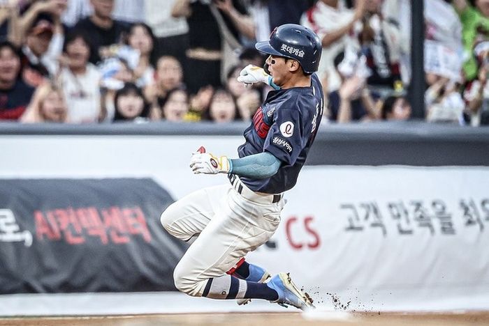 롯데 장두성, KT 박영현 견제구에 옆구리 맞아 병원 이송... 피까지 토해