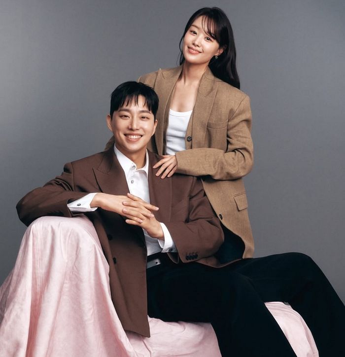 ‘하반신 마비’ 박위, ♥송지은과 첫 부부 프로필 촬영... 휠체어에서 내려왔다