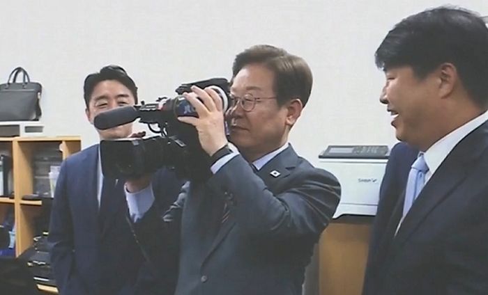 영상기자실 방문했다가 얼떨결에 ‘카메라’ 넘겨받은 이재명 대통령... 촬영 솜씨 봤더니 (영상)