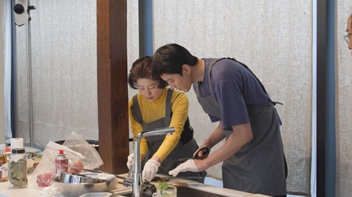 16살 연하 여배우 강혜림과 ‘열애설’ 나온 이동건, 엄마와 함께 ‘요리 대회’ 나갔다
