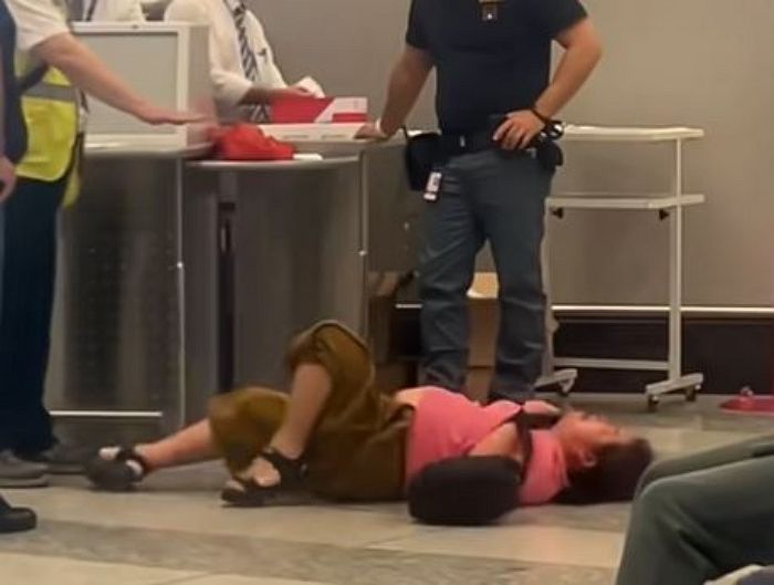 “돈 더 내기 싫다고” 수하물 추가 요금 내라는 말에 공항 바닥에 누워 생떼 쓰는 중국인 여성 (영상)