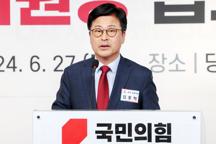origin_인사말하는김종혁후보.jpg