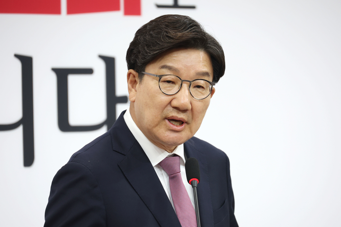origin_원내대표퇴임기자회견하는권성동 (2).jpg