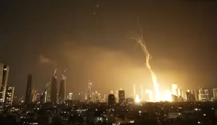 이란, 미사일 수백 발 쏘며 보복... 이스라엘 텔아비브 쑥대밭 됐다 (영상)