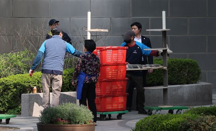 경찰, 윤석열 전 대통령 부부 ‘500만원 캣타워 횡령 의혹’ 수사 착수