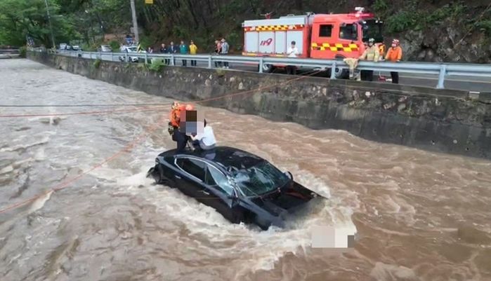 경북 청송 하천 급류에 휩쓸린 차량... 지붕 위 모녀 극적 구조
