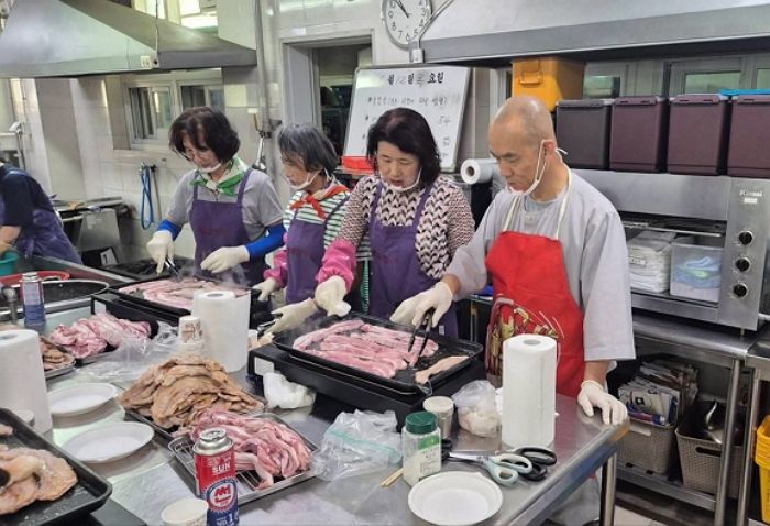 무료 급식소 “고기 후원 끊겼다” 말에... 먹지도 못하는 삽겹살 구워준 주지스님