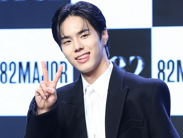 문재인 전 대통령 비하 랩에 ‘좋아요’... 과거 논란 터진 아이돌, 결국 ‘사과’