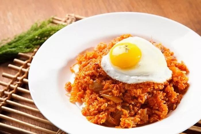 김치볶음밥에 실수로 치즈 추가한 사장... “그냥 먹겠다”는 손님에 ‘치즈 값’ 받았다