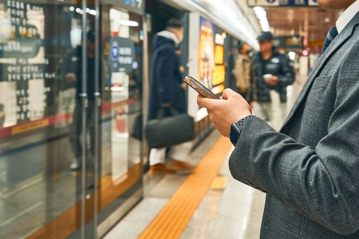 “함부로 썼다가 개인정보 털린다”... 공공장소 무료 충전기 주의보