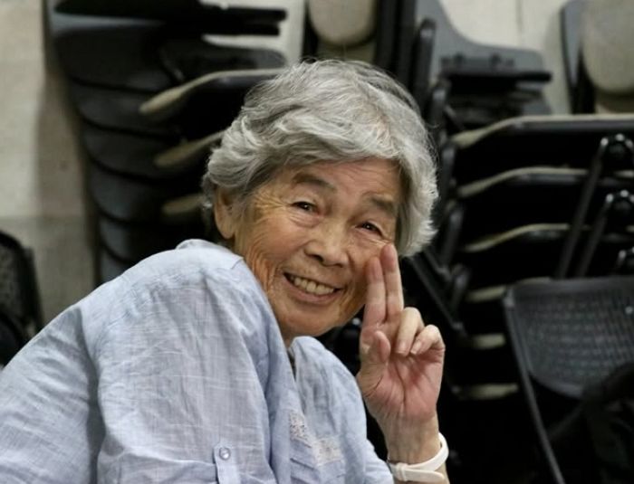 유쾌한 사진으로 웃음 선사한 日 ‘셀카 할머니’ 니시모토 키미코 별세... 향년 97세
