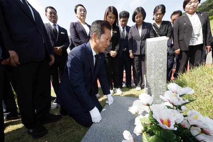 origin_무릎꿇고절하는정청래.jpg