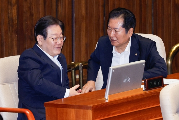origin_정청래와대화하는이재명.jpg
