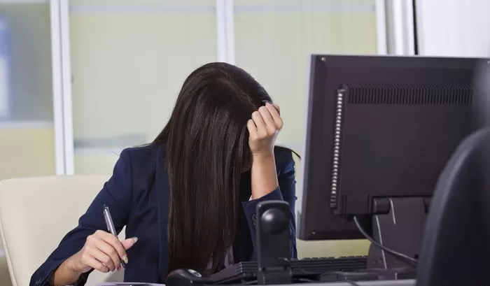 직장 후배 휴대폰 빼앗아 