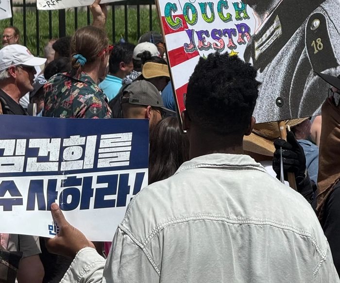 미국 ‘반 트럼프 시위’ 속 외국인이 들고 있는 ‘김건희를 수사하라’ 피켓... 대체 무슨 일