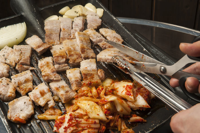 “고기 굽지 마라” vs “내 집인데 뭐 어때?”... 베란다 고기 굽기 ‘논쟁 점화’