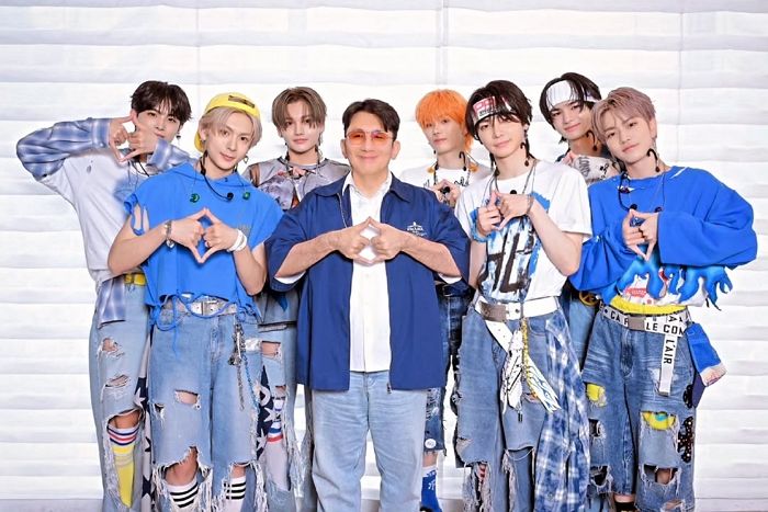 아이돌그룹 한가운데 선 ‘하이브’ 방시혁 의장... 얼굴 반쪽된 비주얼 근황