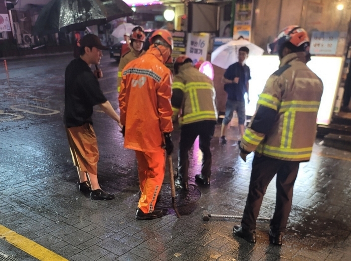 origin_호우·강풍부산·경남…공사자재떠내려가고나무쓰러져.jpg