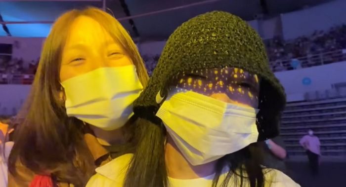 비행기 옆자리에 앉았던 ‘톱스타’, 인생 옆자리 됐다... 희귀병 유튜버가 전한 훈훈 ‘미담’의 주인공