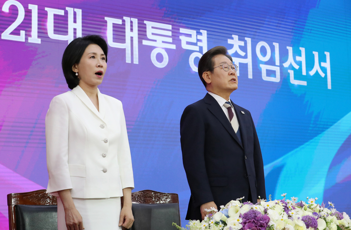 origin_애국가제창하는이재명대통령.jpg