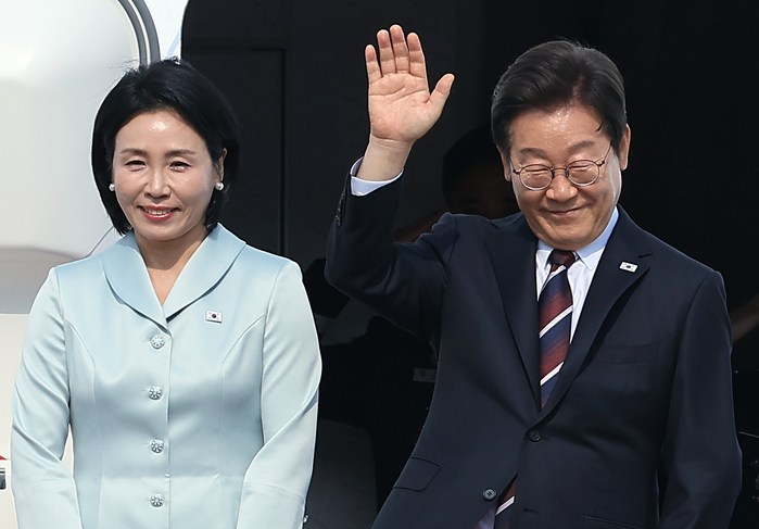 origin_밝은표정으로외교무대향하는이재명대통령내외.jpg