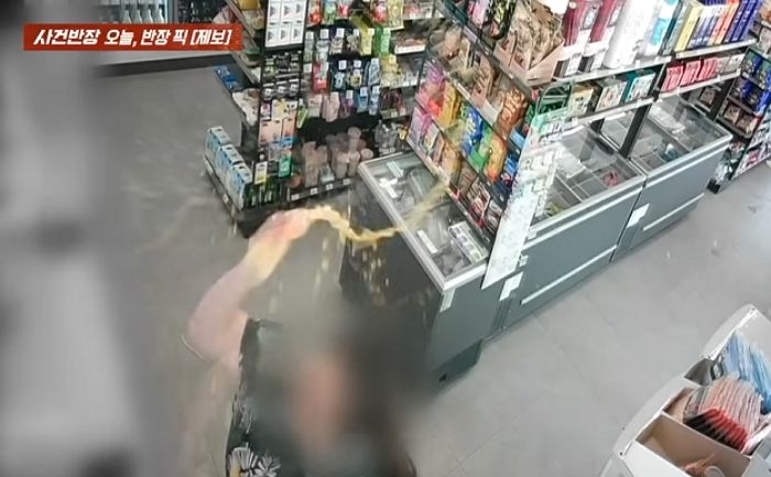 ‘취식금지’ 편의점서 식사 제한당하자, 구매한 컵라면·음료수 매장에 흩뿌린 아이 엄마