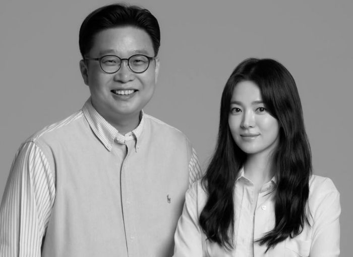 송혜교, 14년째 ‘애국 선행’... 서경덕 교수와 함께 사이판·티니안 ‘한국 역사 안내서’ 기증