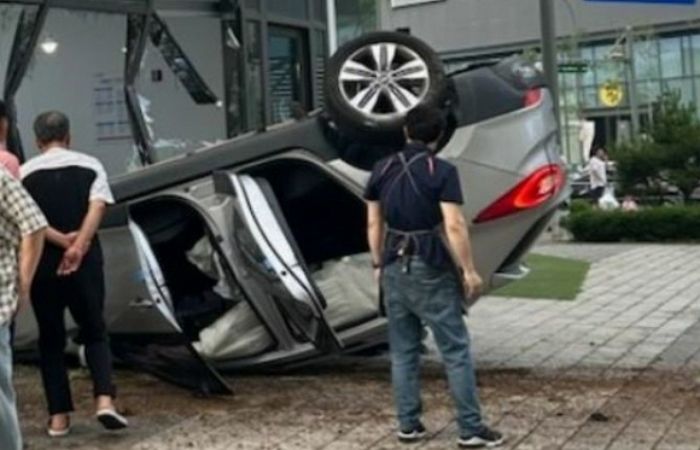 용인 기흥역 인근서 벤츠 박고 뒤집힌 SUV, 상가로 돌진... 3명 부상