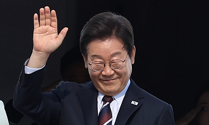 origin_캐나다출국길오른이재명대통령내외.jpg