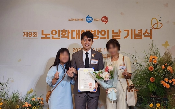 가문의영광ㅋㅋ15년동안 함께동행해준 선태브로께 진심♡ 울가족사랑합니다 ♡#최재원배우 #김재은프로 #대통령이재명 #대통령표창 #중앙노인보호전문기관 #노인학대예방캠페인.jpg