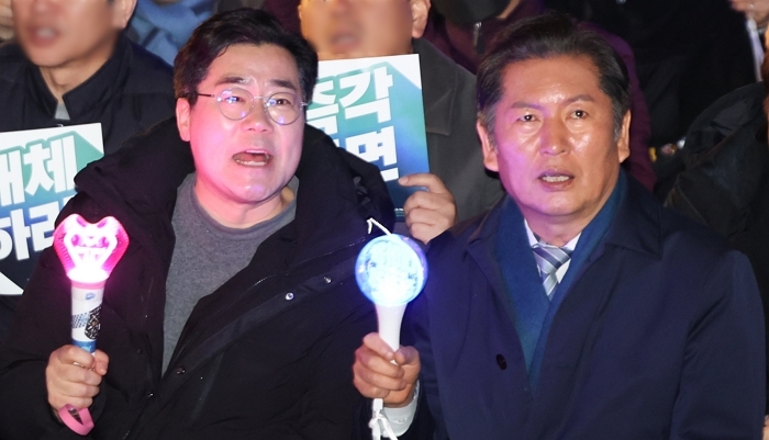 origin_구호외치는박찬대원내대표와정청래법사위원장.jpg