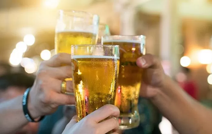 거품 꺼지자 반으로 줄어든 맥주... 독일인이 따지니까 “한국 문화”라는 사장님의 황당 답변