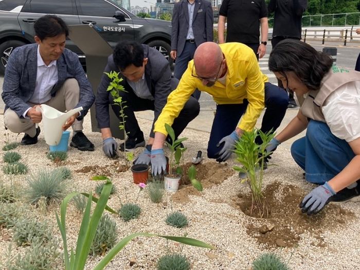[사진자료 1] 이케아 코리아, 강동구에 도심 속 정원  '더 가든 피카 이음 숲길' 개장.jpg
