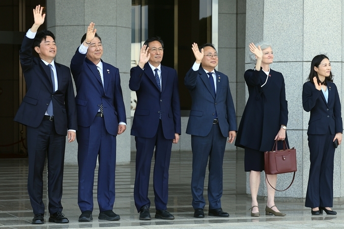 강훈식 대통령 비서실장(왼쪽부터)과 김병기 더불어민주당 원내대표, 우상호 정무수석, 고기동 행정안전부 장관 직무대행, 타마라 모휘니 주한 캐나다 대사 등이 16일 오후 경기도 성남 서울공항에서 캐나다에서 열리는 주요7개국(G7) 정상회의 참석차 출국하는 이재명 대통령이 탑승한 1호기를 향해 손을 흔들고 있다 / 뉴스1
