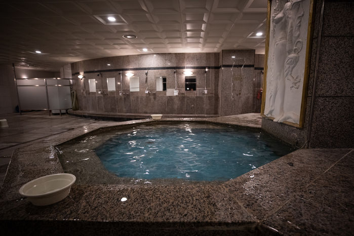 여탕·남탕 스티커 바꿔 붙여 여성 알몸 노출 피해 준 20대 남성, 경찰 입건